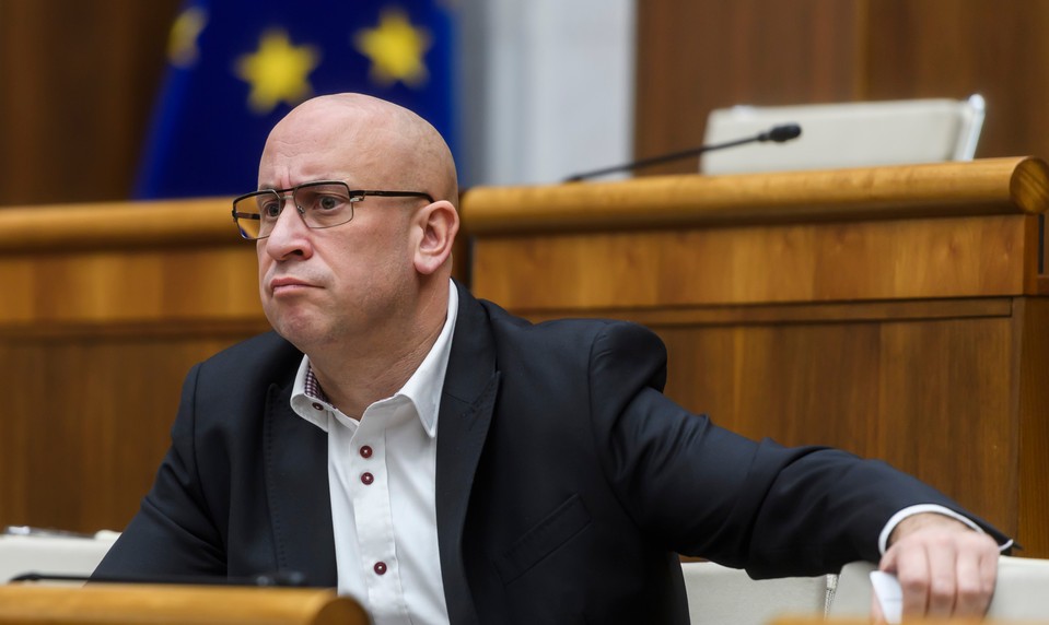 Minister dopravy môže prísť o post. Opozícia podala návrh na jeho odvolanie