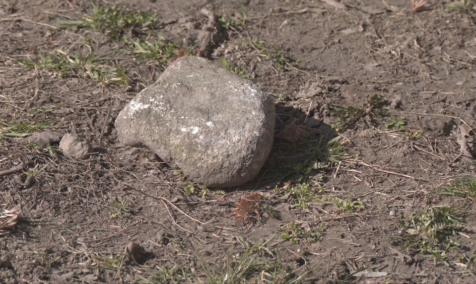 Agresor v centre mesta: Kameňom ničil autá, kopal do dverí bytu