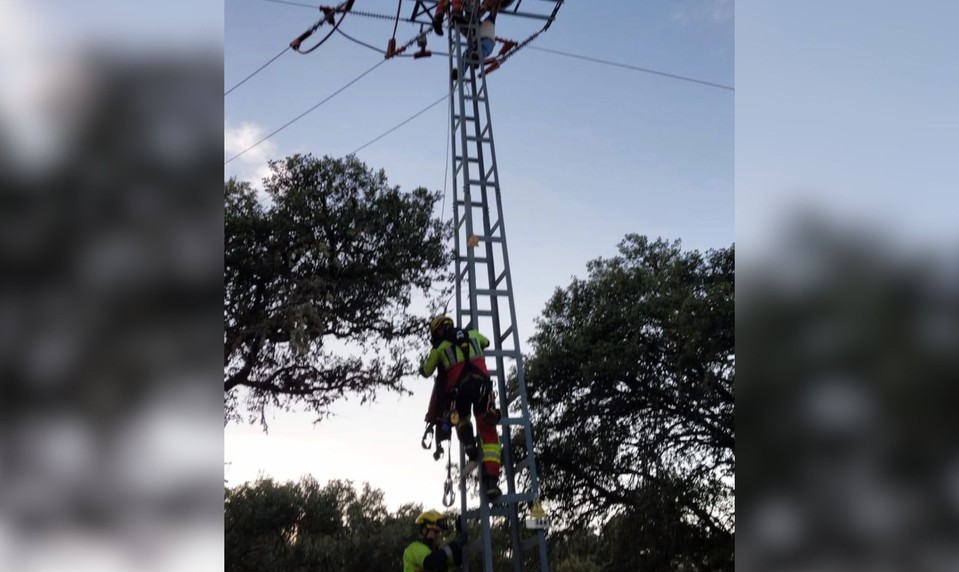 Kvôli fotkám vyliezla na elektrický stožiar. Dievča (12) zasiahol prúd s napätím 30-tisíc voltov
