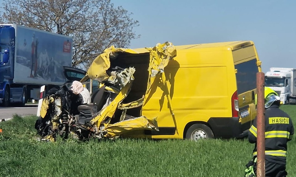 Čelná zrážka pri Nitre: Dodávka sa zrazila s kamiónom, zasahuje vrtuľník