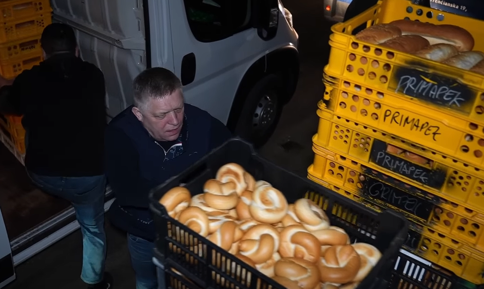 Premiér Robert Fico si odrobil nočnú zmenu v pekárni. Vyskúšal si aj rozvoz výrobkov
