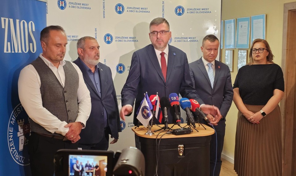 Odpad v rómskych osadách sa hromadí aj po odstránení skládok. ZMOS chce zmenu systému