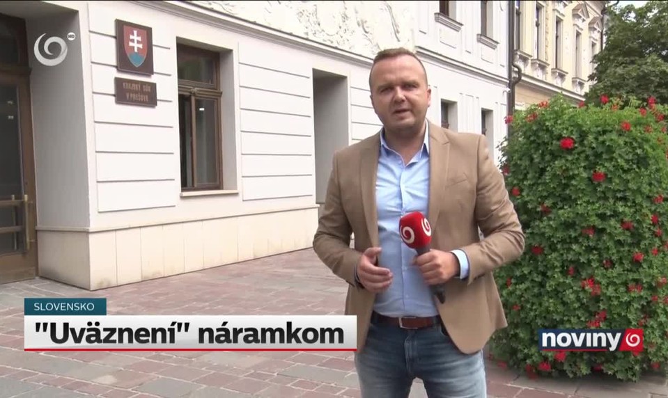 "Uväznení" náramkom