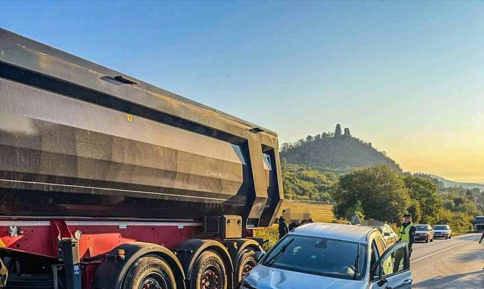 Nehoda pri Slanci: Dve autá sa zrazili s kamiónom, zranilo sa maloleté dieťa