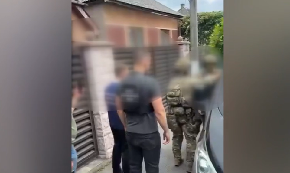 V pivnici držal malé deti a dospelých. Prevádzač z Ukrajiny okrádal migrantov a vyhrážal sa im