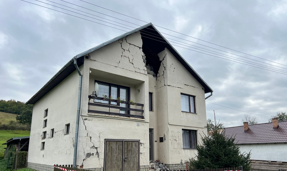 Tri roky po zemetrasení: Obec obnovuje domy a hľadá odpovede pod zemou