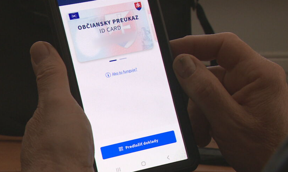 Minister sľubuje revolúciu v dokladoch. Realita? Policajti často nemajú čítačky