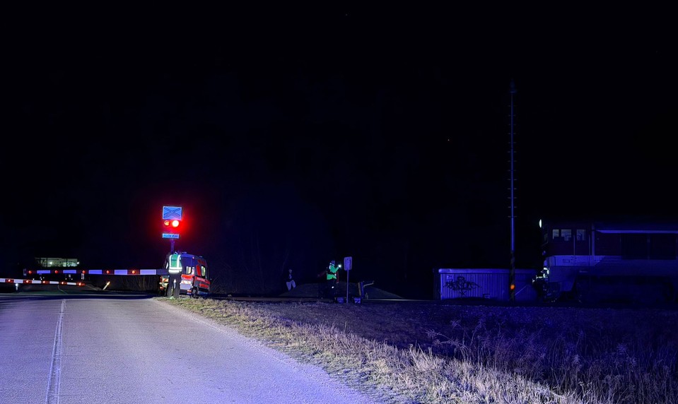 Vlak zrazil muža sediaceho na koľajniciach. Mal pri sebe fľašu alkoholu