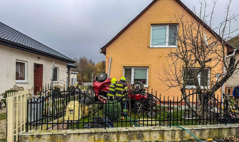 Auto vrazilo do plota a skončilo na streche. Dopadlo len pár metrov od vchodu do domu