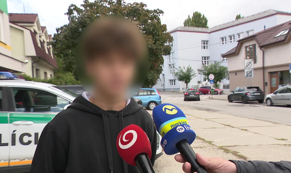 Muži napadli 14-ročného chlapca a jeho sestru