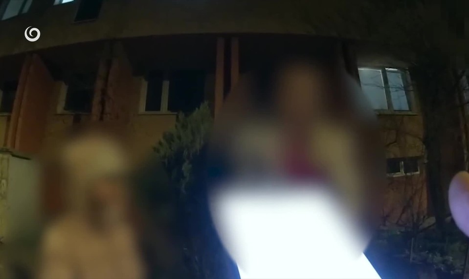 Osemročné dievčatko bolo v noci samé na lavičke, okoloidúci zalarmovali políciu