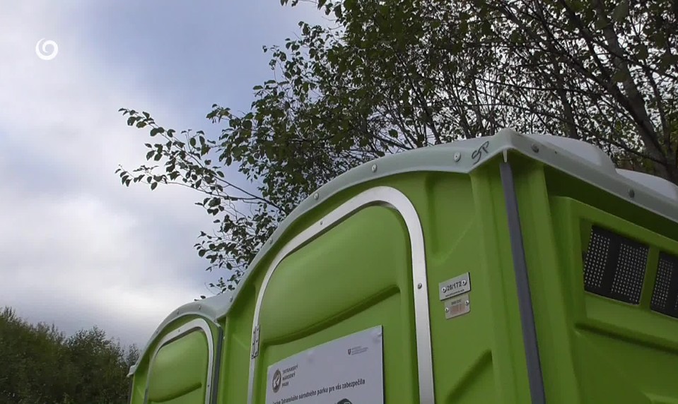 Tatranské mobilné toalety sa menia na smetiská, turisti ničia investíciu do čistoty