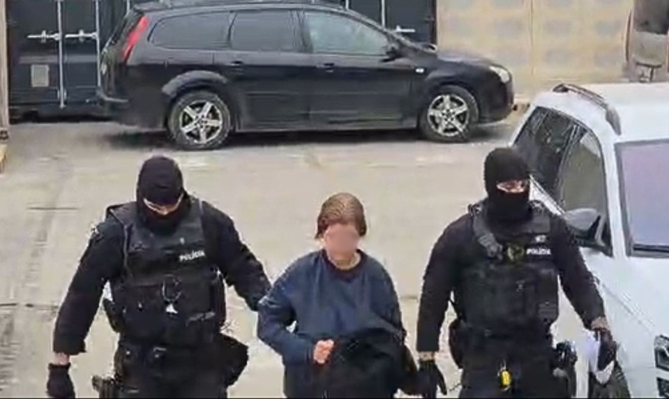 Obvinenú z vraždy partnera priviezli pred súd. Muža našli v kaluži krvi s desiatkami bodných rán v chrbte