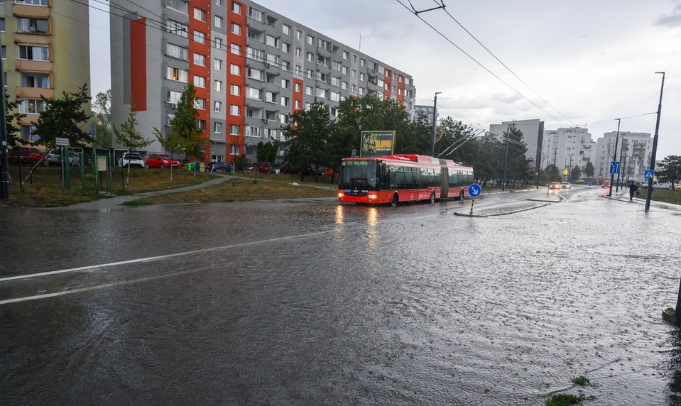 Ničivá búrka sa presúva cez Slovensko: So silným dažďom treba rátať aj v piatok