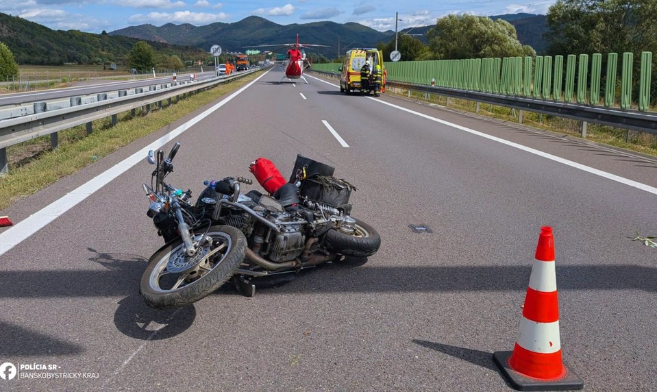 Nehoda motorkára na R1: Zraneného previezol vrtuľník