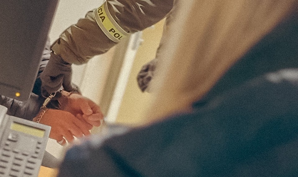 Prípad zneužívania nevlastnej dcéry (3) pokračuje. Polícia obvinila ďalšiu osobu