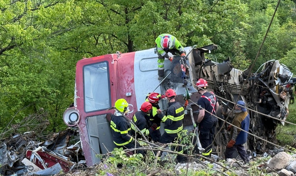 Havarovaný rušeň pri Jablonove nad Turňou sa hasičom podarilo vytiahnuť
