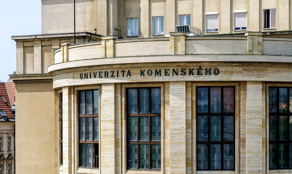 UK podáva trestné oznámenie. Rieši podozrenia z manipulácie so štipendiami