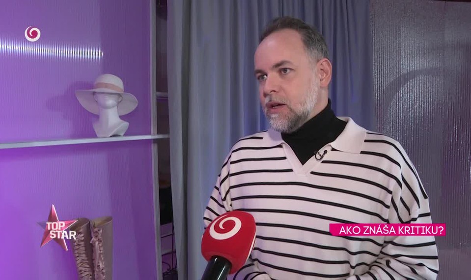 AKO ZNÁŠA KRITIKU?