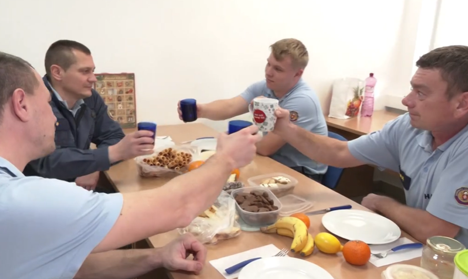 Ako strávili hasiči Vianoce na stanici? Namiesto reťaze si na stromček dali hadicu