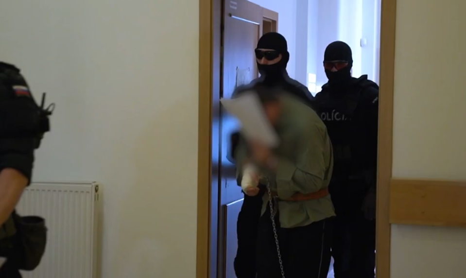 Syn bodol vlastnú matku nožom do hrudníka. Sudkyňa rozhodla o jeho väzbe