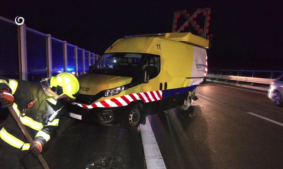 Cestná hliadka pomáhala vodičovi, do ich auta narazilo ďalšie vozidlo