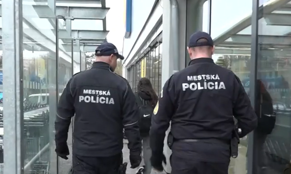 Ani zákon nepomáha: Zlodej v obchode zaútočil na pracovníka SBS