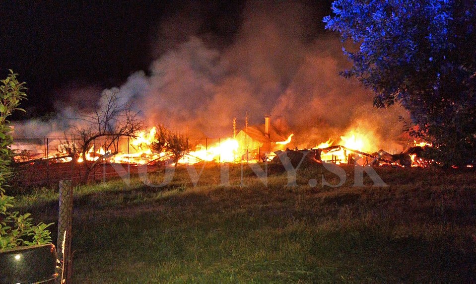 FOTO: Obrovský požiar pri Brezne. Plamene zničili päť rodinných domov