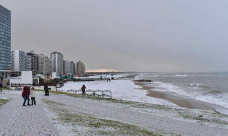 Vzácny meteorologický jav: Argentínske prímorské mesto zasypal sneh po 22 rokoch
