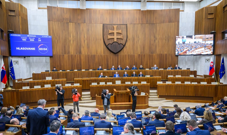 Technika zlyhala, poslanci čakali. Parlamentnú schôdzu museli prerušiť