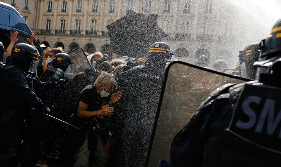 Francúzske protesty prerástli do násilia. Horia barikády aj školy, 15-ročný chlapec prišiel o ruku