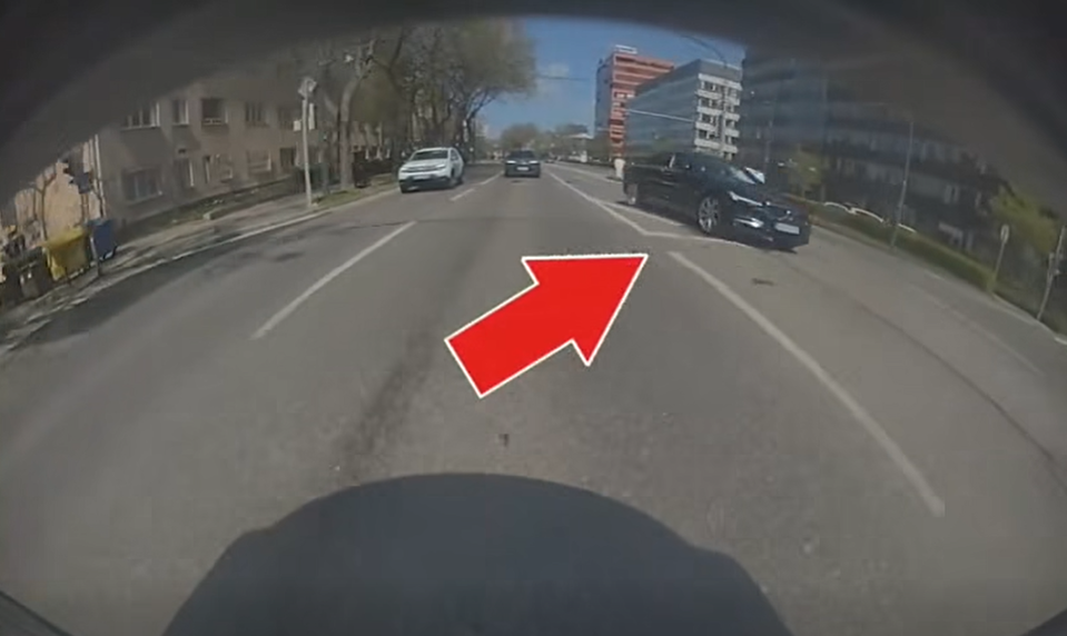 Kamera auta zachytila šialenú jazdu vodiča, ktorý ignoroval pravidlá a ohrozil chodcov