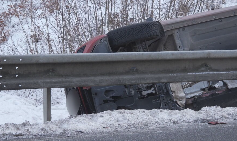 Auto skončilo prevrátené za zvodidlami. Viezla sa v ňom žena s dvoma deťmi