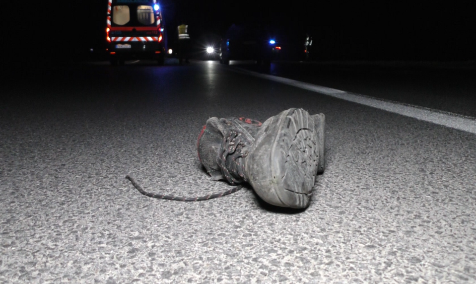 Chodca (†37) zrazilo auto pri Brekove. Podľa svedkov nemal reflexné prvky
