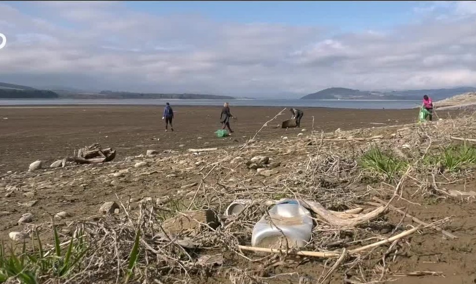 Chlad ich nezastavil: Dobrovoľníci vyzbierali 150 vriec odpadu z Liptovskej Mary
