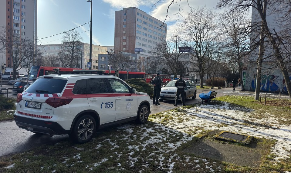 Hrozivý nález v hlavnom meste: Na lavičke objavili telo bez známok života