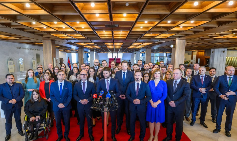 Zrážka vlakov pobúrila opozíciu: Volá po vyvodení politickej zodpovednosti