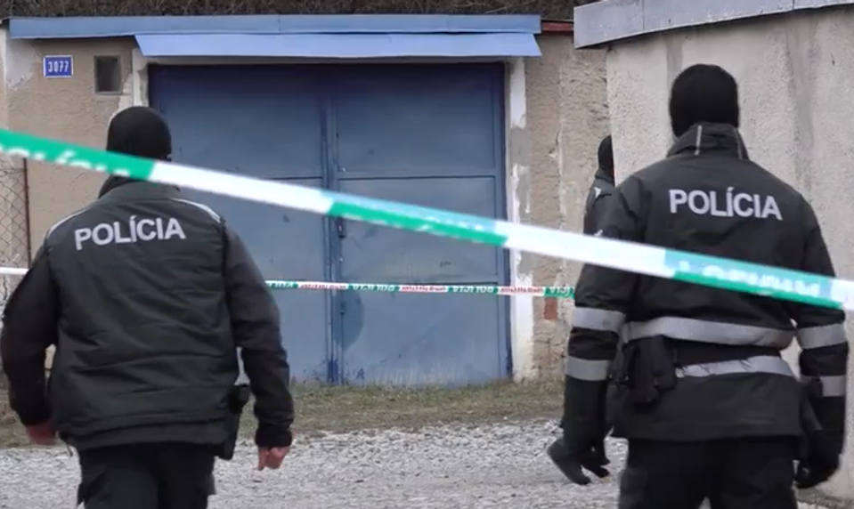 Manželka mala nájsť svojho muža a cudziu ženu mŕtvych v garáži. Auto bolo naštartované