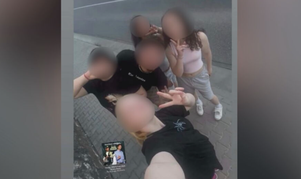 Partia mala vydierať a biť 12-ročnú Vivien. Po odvysielaní reportáže pridali vysmiatu fotku