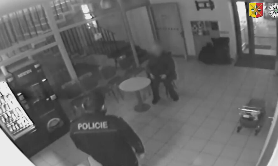 Seniorka priniesla na policajnú stanicu protitankovú strelu. Nasledovala evakuácia