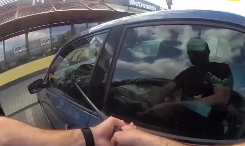 Policajti v Martine vyslobodili 10-mesačné bábätko zo zamknutého auta