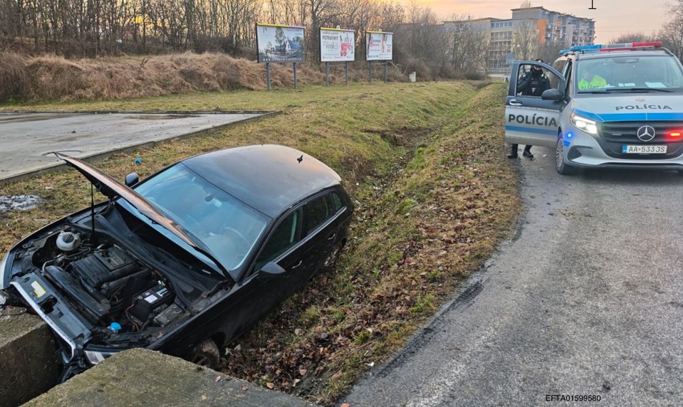 Bez vodičáku a pod vplyvom. 17-ročný vodič havaroval v Senci