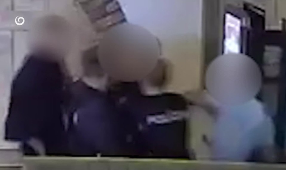 Profesionálny vojak mal po hádke napadnúť policajtov. Incident zachytila kamera