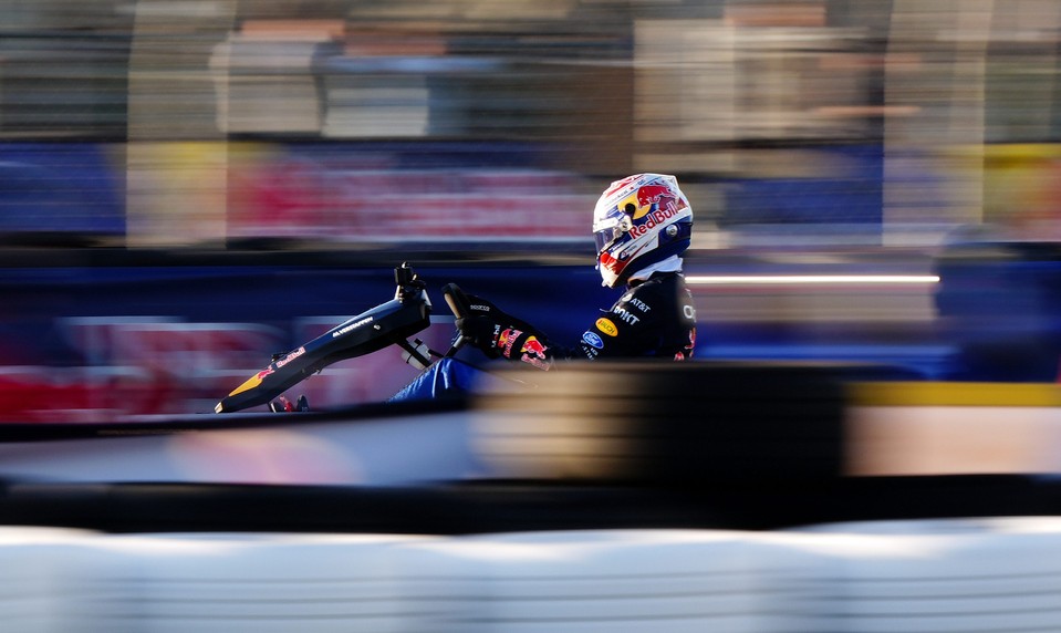 VERSTAPPEN čelil stovke súperov, všetkých obehol a vyhral