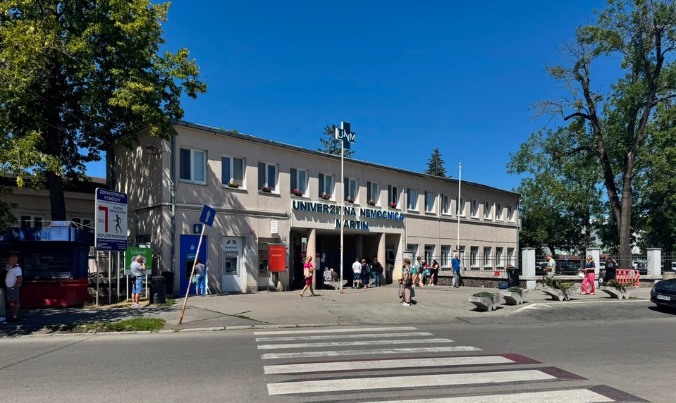 V nemocnici v Martine nahlásili bombu. Zariadenie uzavreli, zasahujú policajní psovodi