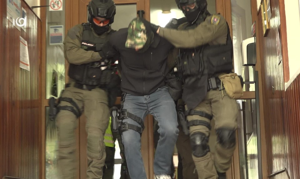 Streľba a rukojemníci v škole v Lučenci: Polícia si pri cvičení preverovala pripravenosť