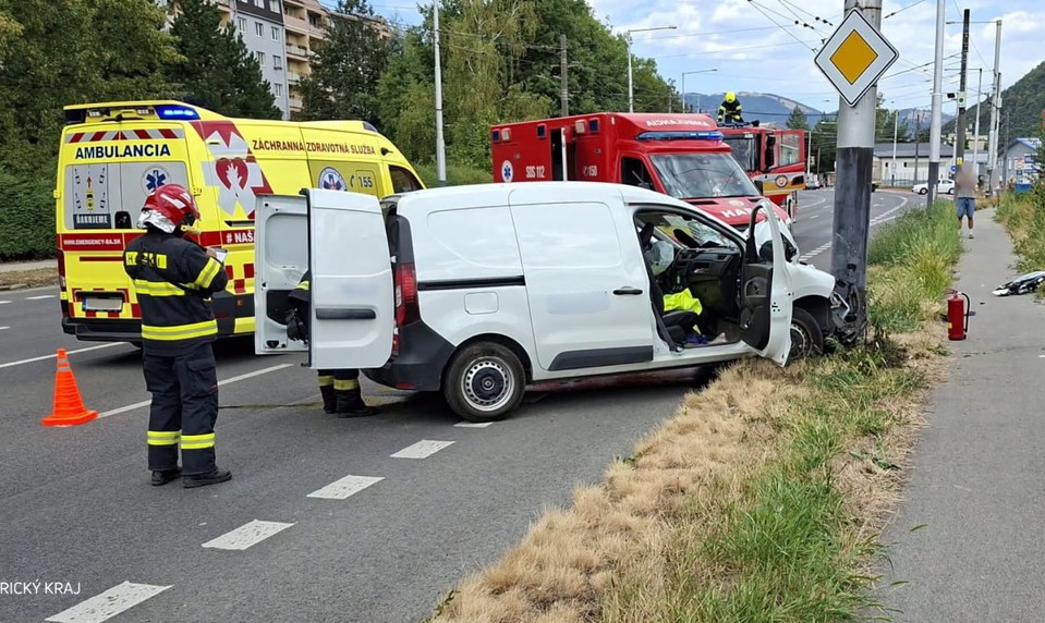 Vodič pre náhlu nevoľnosť havaroval v Banskej Bystrici, zranili sa dve osoby