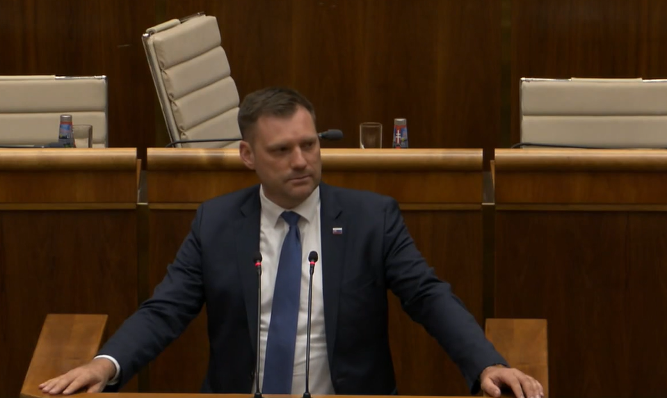 SNS podporila opozíciu, poslanci rokujú o odvolaní Tarabu. „Historický moment,“ reaguje