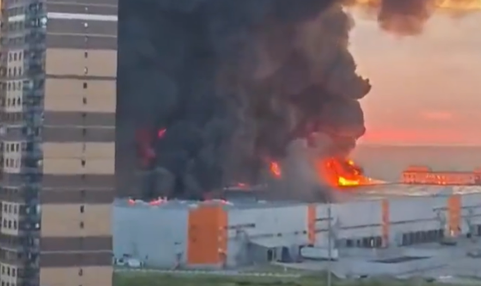Ukrajina zaútočila na sklad Wildberries pri Petrohrade. Nad mestom sa valil hustý dym