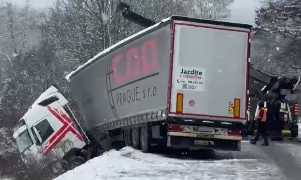 Horský priechod Biela Hora je neprejazdný. Mimo vozovky skončili dva kamióny a nákladiak